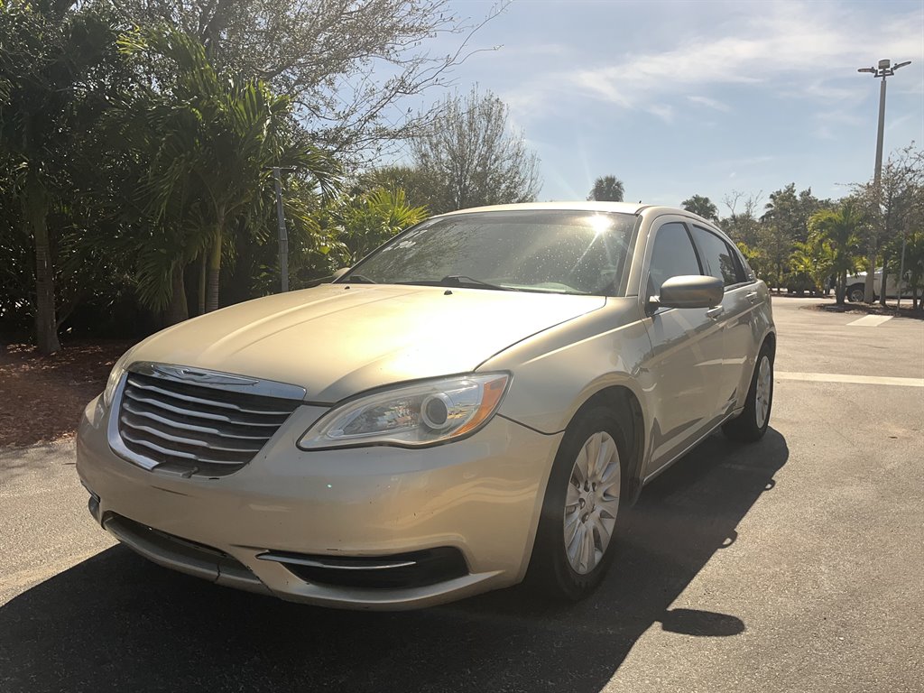 2014 Chrysler 200 LX's photo